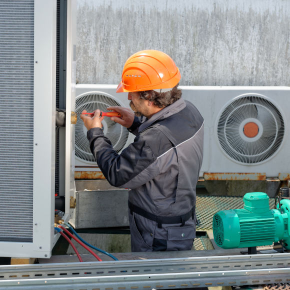 Climatización industrial, proyectos e instalaciones de ventilación mecánica industrial, limpieza y desinfección de equipos y conductos de aire acondicionado, así como mantenimiento y atención de urgencias las 24 horas. 